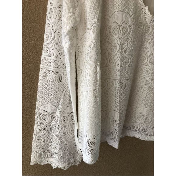 Lace overlay v neckline blouse - Picture 5 of 6